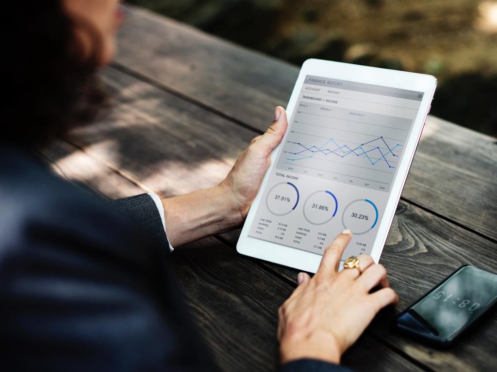 Vrouw met tablet waarop grafiek te zien is