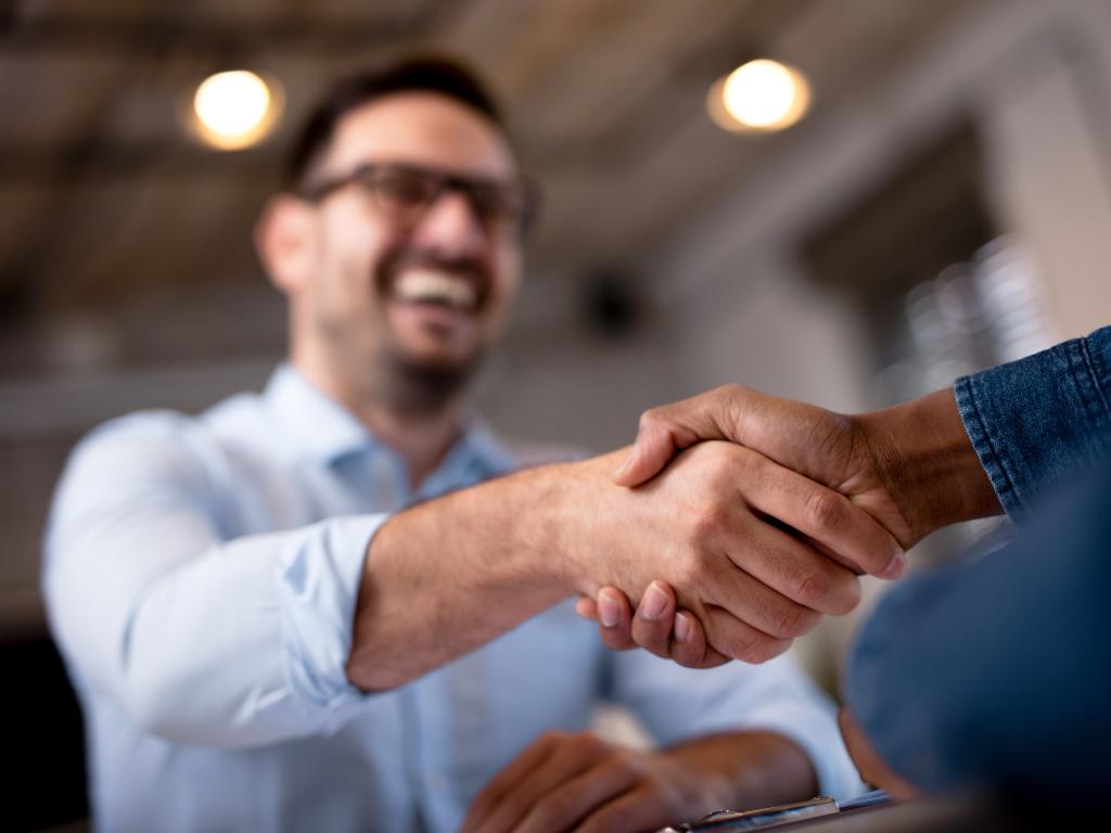 Man schud hand van collega